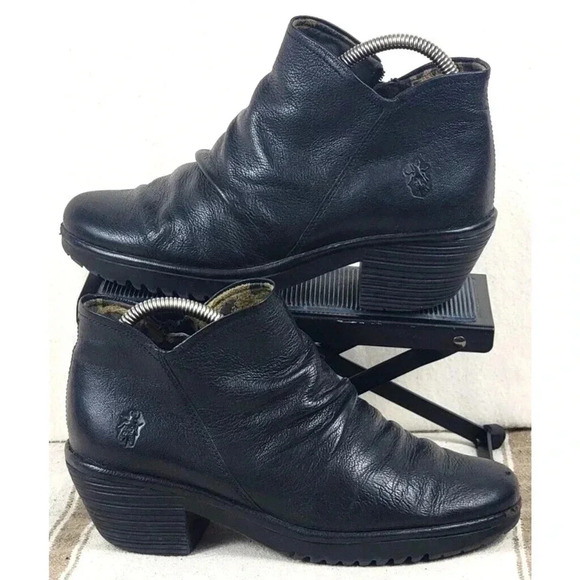 FLY London Wezo Black Leather Ruched Ankle Boots Woman's Size EU 39 US 8.5 - Picture 1 of 16